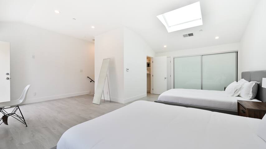 Lovely beachside 2-bedroom Apartment gallery image 5