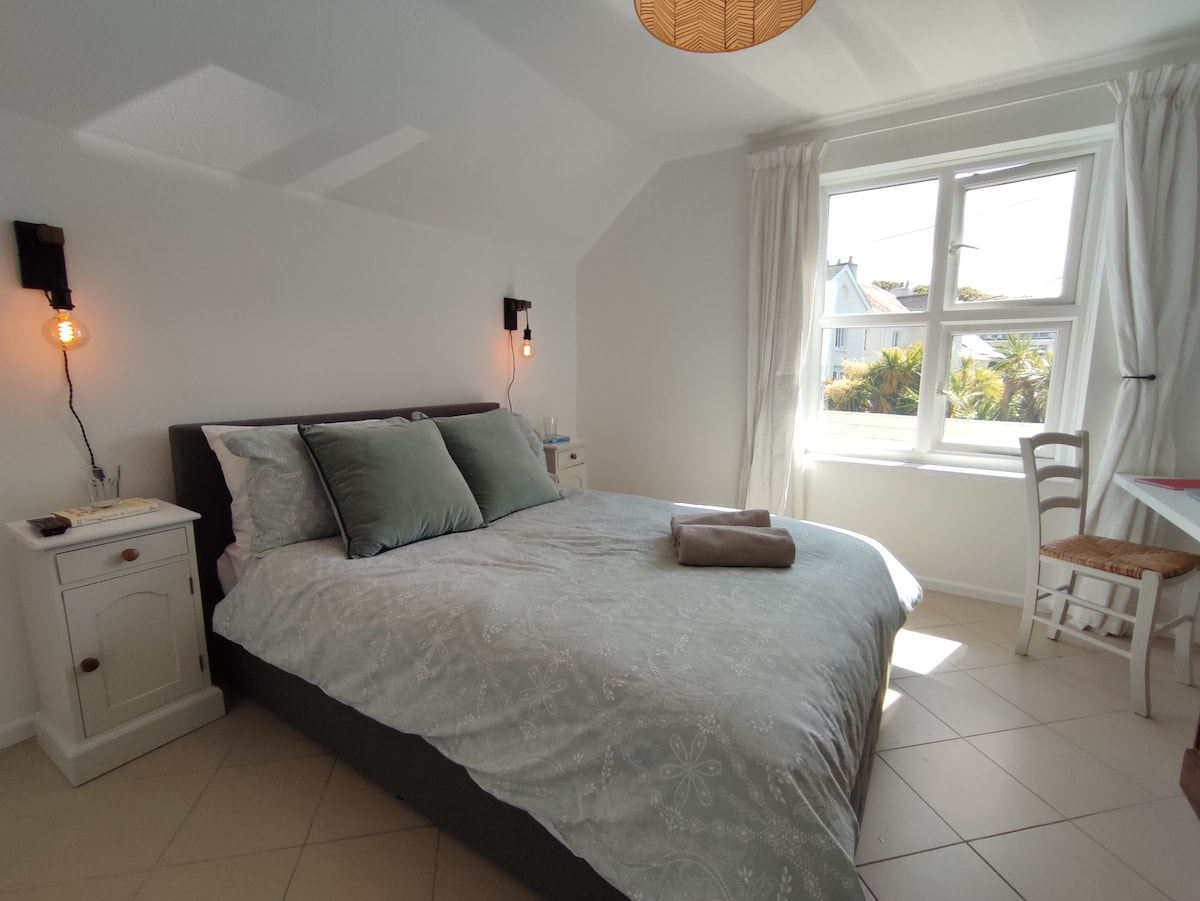 Მთავარი საძინებელი სოფლისა და ბორცვის ხედებით და სამუშაო მაგიდის სივრცით 