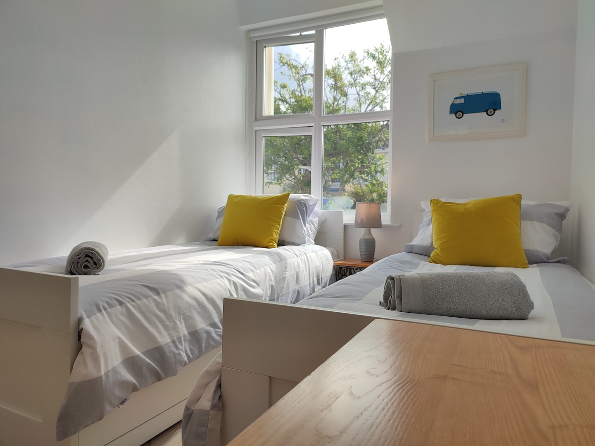 მე-2 საძინებელი 2 ერთადგილიანი საწოლით, პატარა ტელევიზორითა და ქალაქგარე ხედებით 