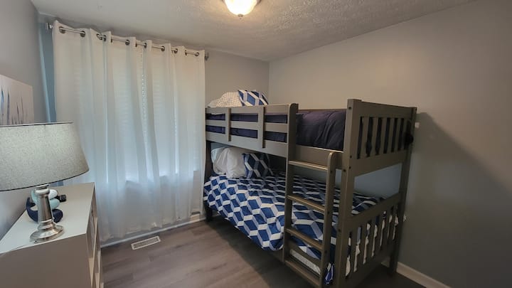 La troisième chambre dispose d'un lit superposé double et est parfaite si vous voyagez avec des enfants.