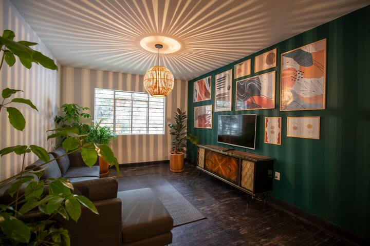 2 APT TOGETHER! GREAT LOCATION. UP TO 12 PPL! gallery image 2