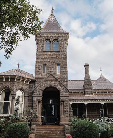 “Chateau Kolor” A 5 Bedroom Bluestone Homestead gallery image 2