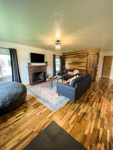 The Cedar House,steps to University, wine country