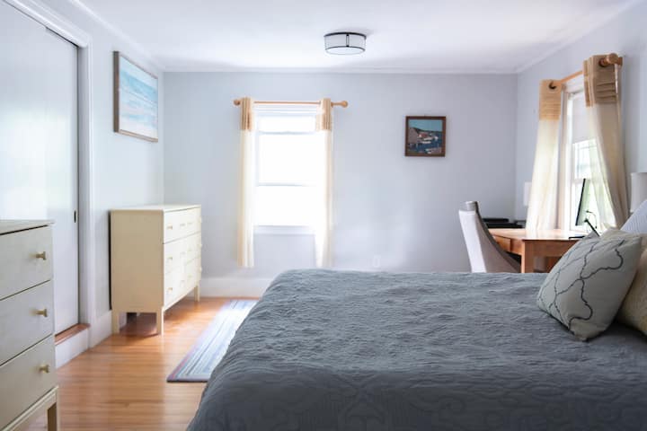 Lit King Size dans la chambre principale