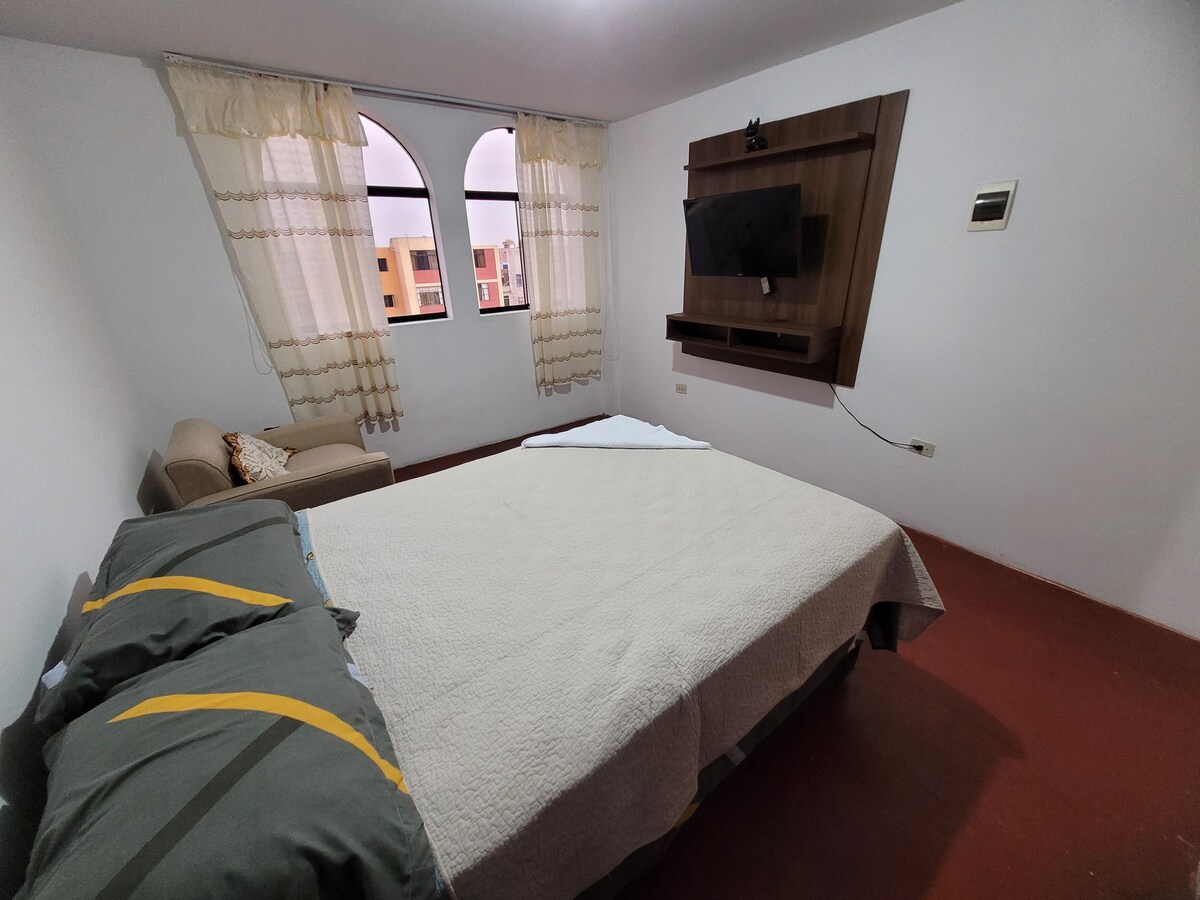 Amplia habitación, cuenta con televisor y Chromecast