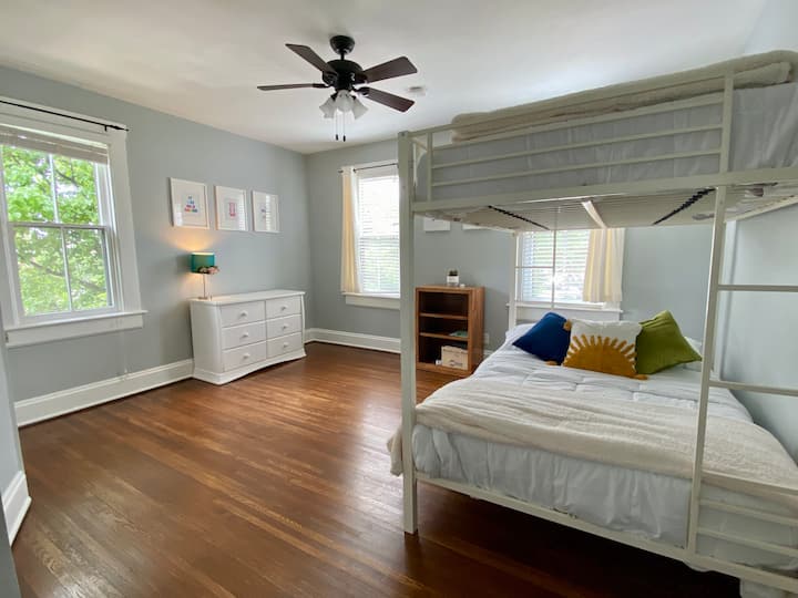 Სრული ზომის ორსართულიანი საწოლები საძინებელში 2. Ჩვენ ვცდილობთ, რომ ეს სახლი ოჯახებისთვის შესაფერისი ყოფილიყო; ჩვენ გვაქვს საბავშვო სათამაშოები ადგილზე და მრავალრიცხოვანი საბავშვო წიგნი. Ჩვენ ვათავსებთ გამოსასვლელებს ოთახების უმეტესობაში, რათა დავეხმაროთ ცნობისმოყვარე ბავშვებთან ერთად.