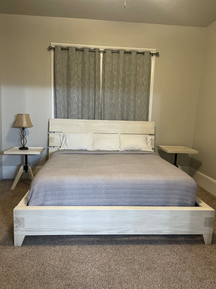 Suite del propietario con una cama tamaño king, ubicada en el primer piso. Esta habitación incluye un baño completo gigantesco con tocador doble, ducha con dos cabezales de ducha y un gran vestidor.