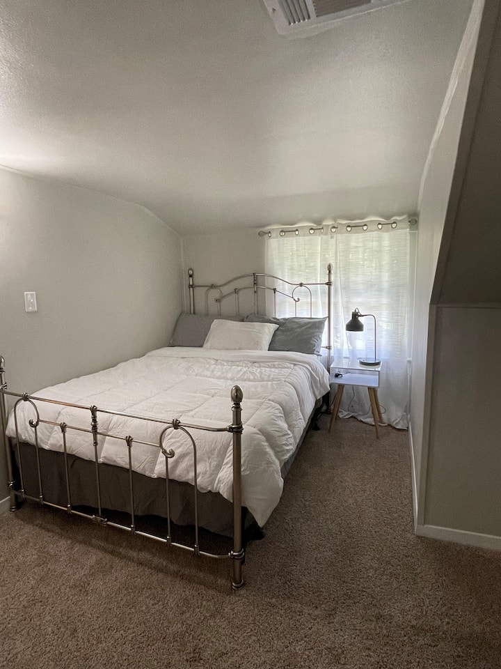 El dormitorio 4 ofrece el tercer y último dormitorio arriba. Ubicado al final del pasillo, justo al lado de la sala de estar de arriba y el baño completo. Esta habitación es muy espaciosa con una mesita de noche, lámpara, espacio en el armario y espacio para el colchón de aire (en el lugar) si es necesario.