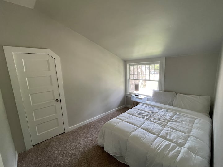 El primer dormitorio de arriba, incluye una cama de matrimonio, mesita de noche y espacio en el armario.