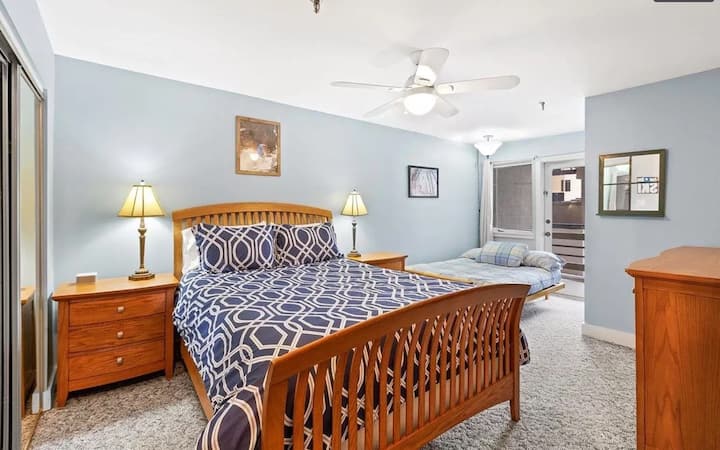 Პირველ საძინებელში არის კომფორტული სრული ზომის საწოლი და ფუტონი. Დიდი კარადა. მოამზადეთ სააბაზანო. Გამოსაყენებლად ხელმისაწვდომია ყველა ზეწარი და პირსახოცი.