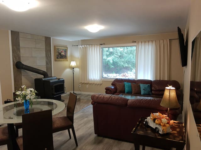 Forest Cove two bedroom 3 beds guest suite gallery image 2