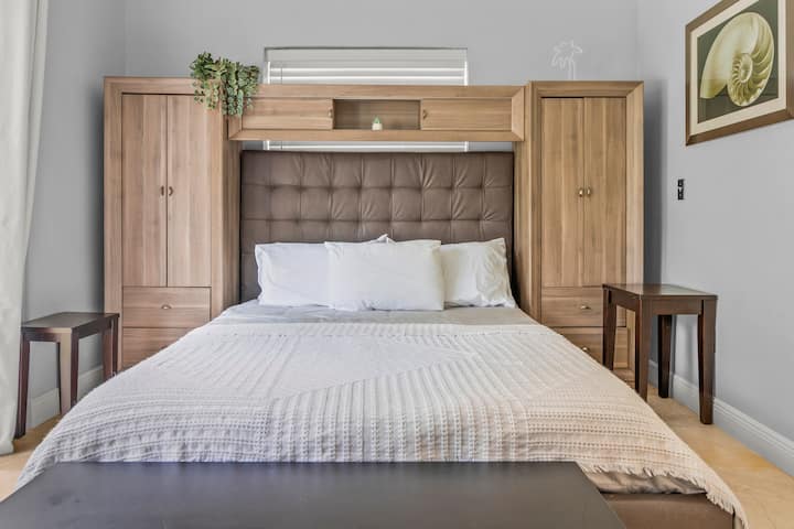 Chambre principale lit queen