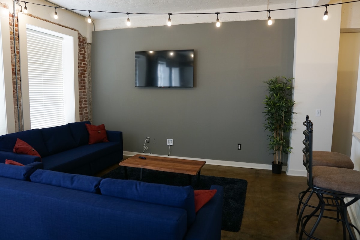 Popular Airbnb listing: Welcome To The Redbirds Penthouse (Free Parking) in Central Business District