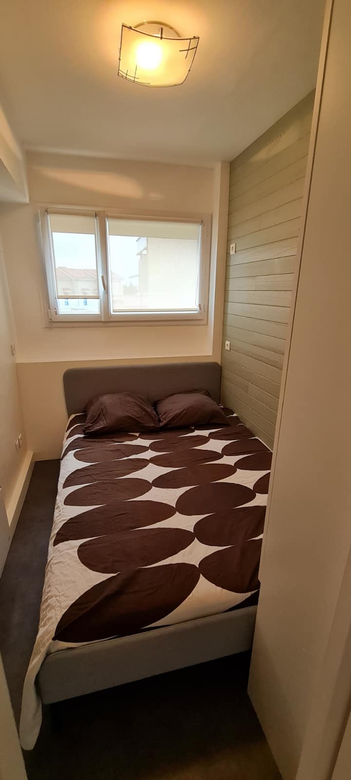 El dormitorio de la cabaña con cama doble 140 x 200.