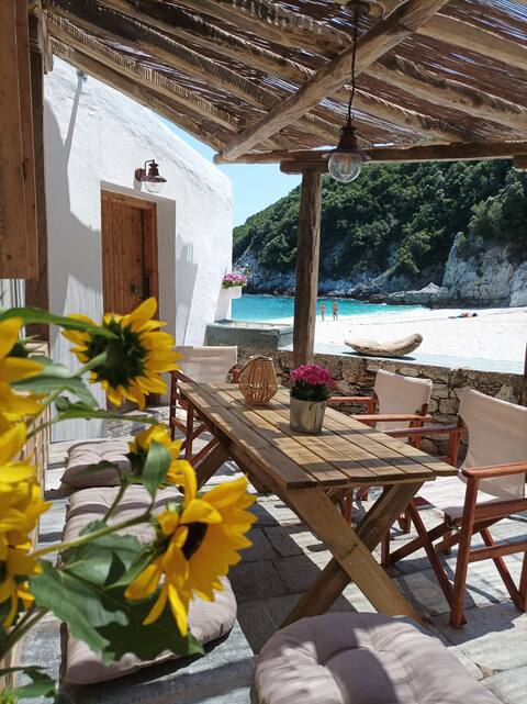 Kymothoi, cottage with yard, by the sea.