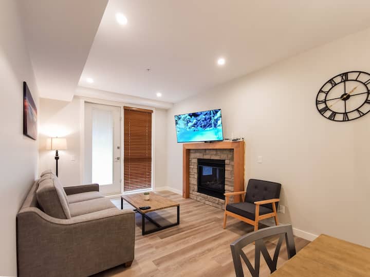 New 1 Br King Condo Dt Canmore, Parking, Hot Tub - Canmore