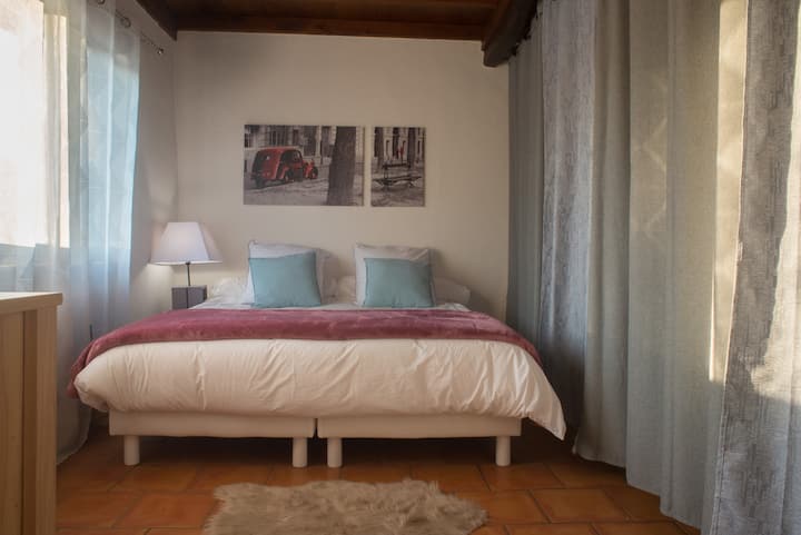 Alcove katika nyumba ya mashambani karibu na Bruniquel huko Occitanie.