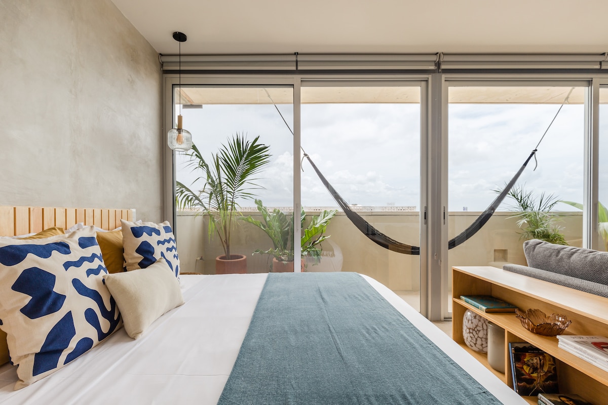 Затъмняващи щори. Вентилатор на тавана. Климатик. Голямо двойно легло. Балкон с хамак.