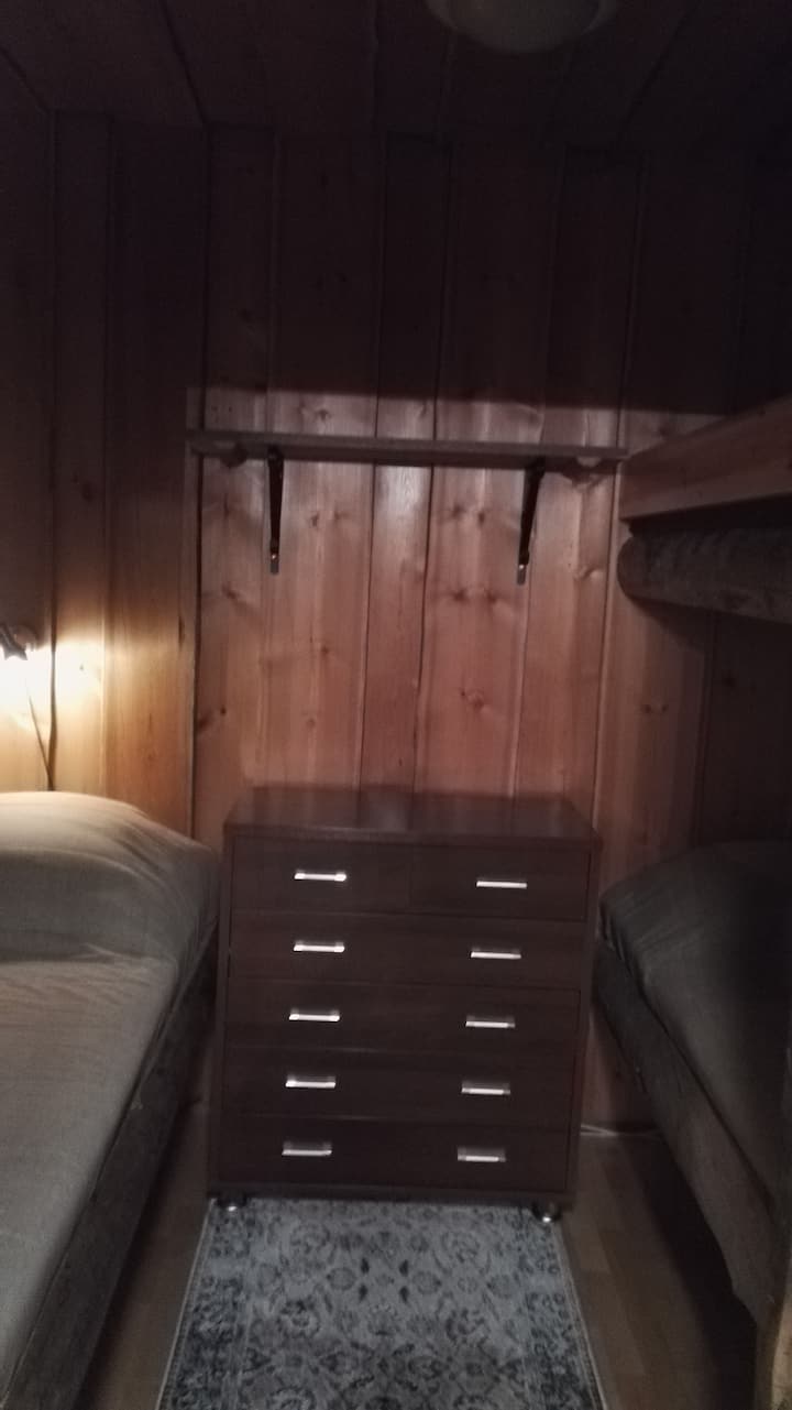 Chambre avec lit de 80 cm et lit superposé de 90 cm de large