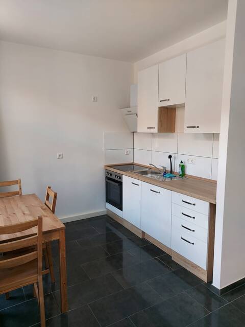 Leistungsstarkes Airbnb: L Lindenau - Spacious studio with large kitchen in Altlindenau