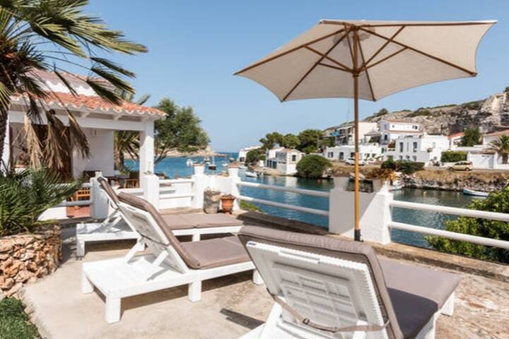 Fantástica casita delante del mar