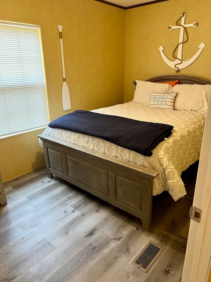 غرفة نوم ثالثة ، سرير بحجم وسط