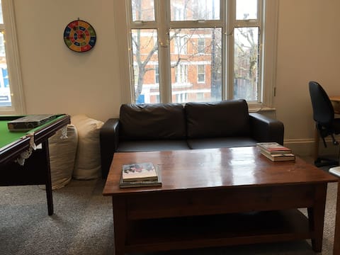 Top Airbnb: Flat in Shepherds Bush - Close to tube, amenities. in Queen's Park
