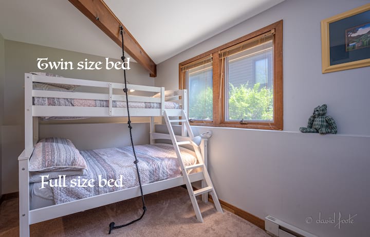 最下階のキッズルーム。 この部屋のテレビにはDVDプレーヤーが内蔵されています。 