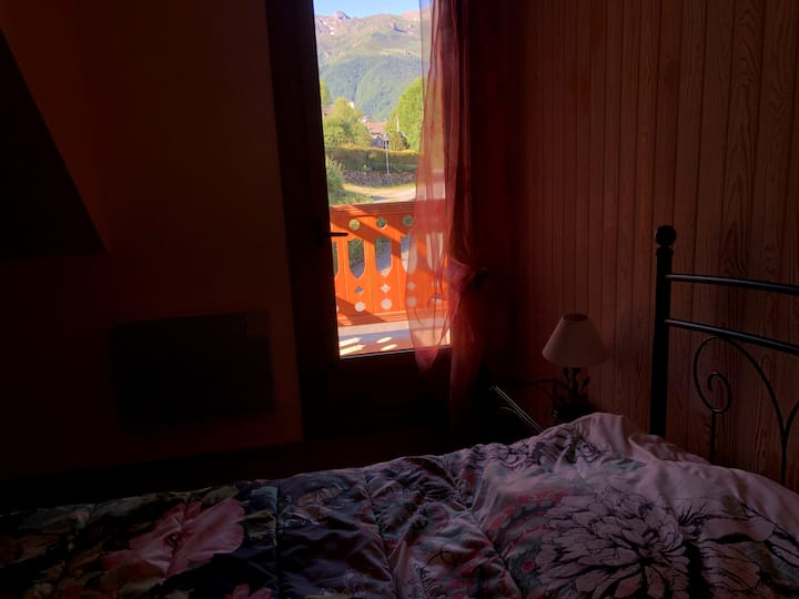 Cama matrimonial con vista al dormitorio