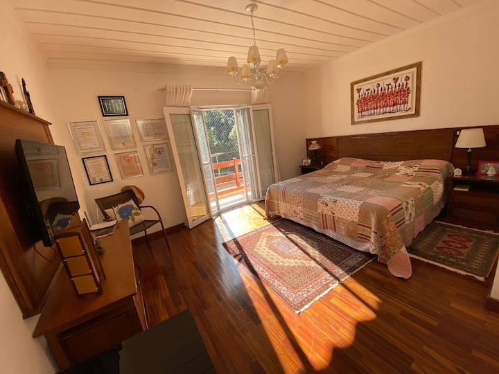 3. suite - øverste etage - kingsize-seng, 42" smart-tv (+ Sky) + dobbeltseng/børneseng + balkondør med sikkerhedsnet, myggenet og udsigt over haven og Araucaria-skoven.