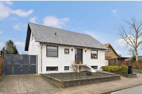 Centrally located villa 2 km from MCH & Boxen.