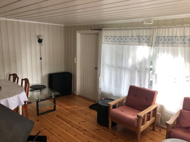 Sebule na sehemu ya kulia chakula yenye njia ya kutoka kwenda kwenye "mtaro wa zamani"