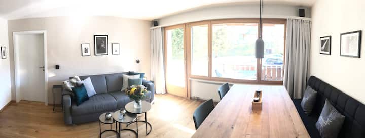 Wohnzimmer mit ausklappbarem, qualitativ sehr hochwertigem, Schlafsofa