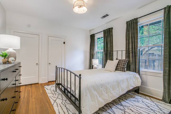 Designer home, amazing location, pool! gallery image 4