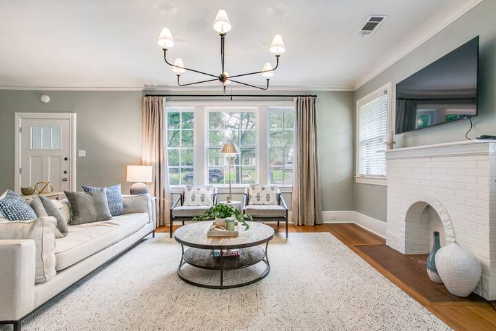 Designer home, amazing location, pool! gallery image 3