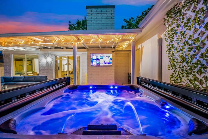 Hot Tub, Putting Green, Game Room!