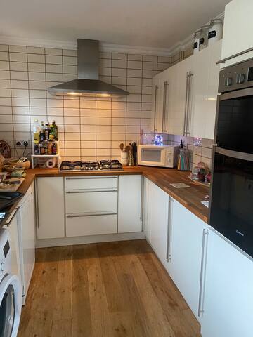 Cheerful 2 bedroom home with large patio gallery image 3