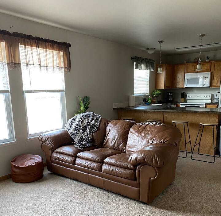 Lovely 3 Bedroom condo with free parking Condominiums for Rent in