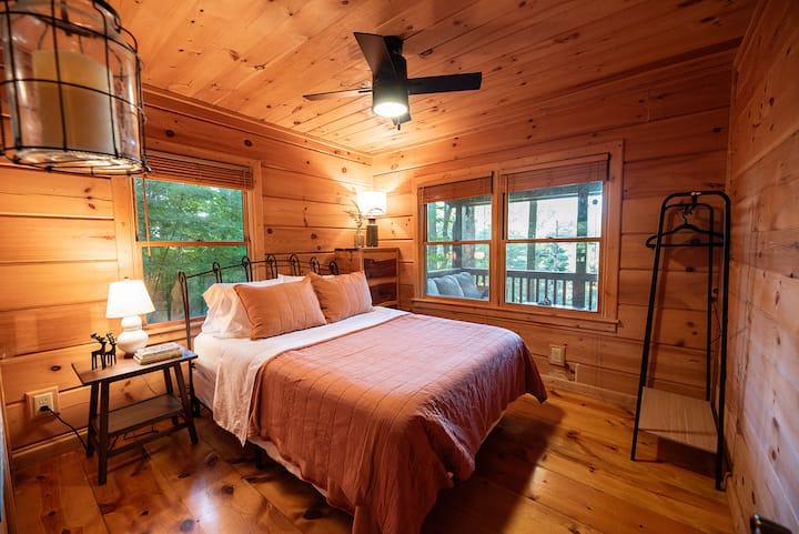 Main bedroom with comfortable queen sized bed, ample dresser space and garment rack. Beautiful mountain views from the bed.