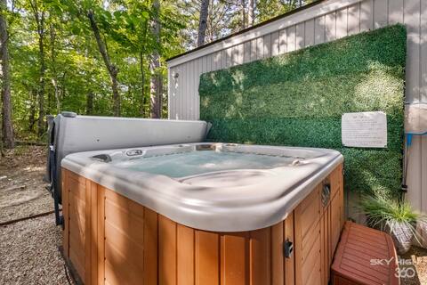 Relaxing Stay! Hot Tub, Pet Friendly,Woodland View