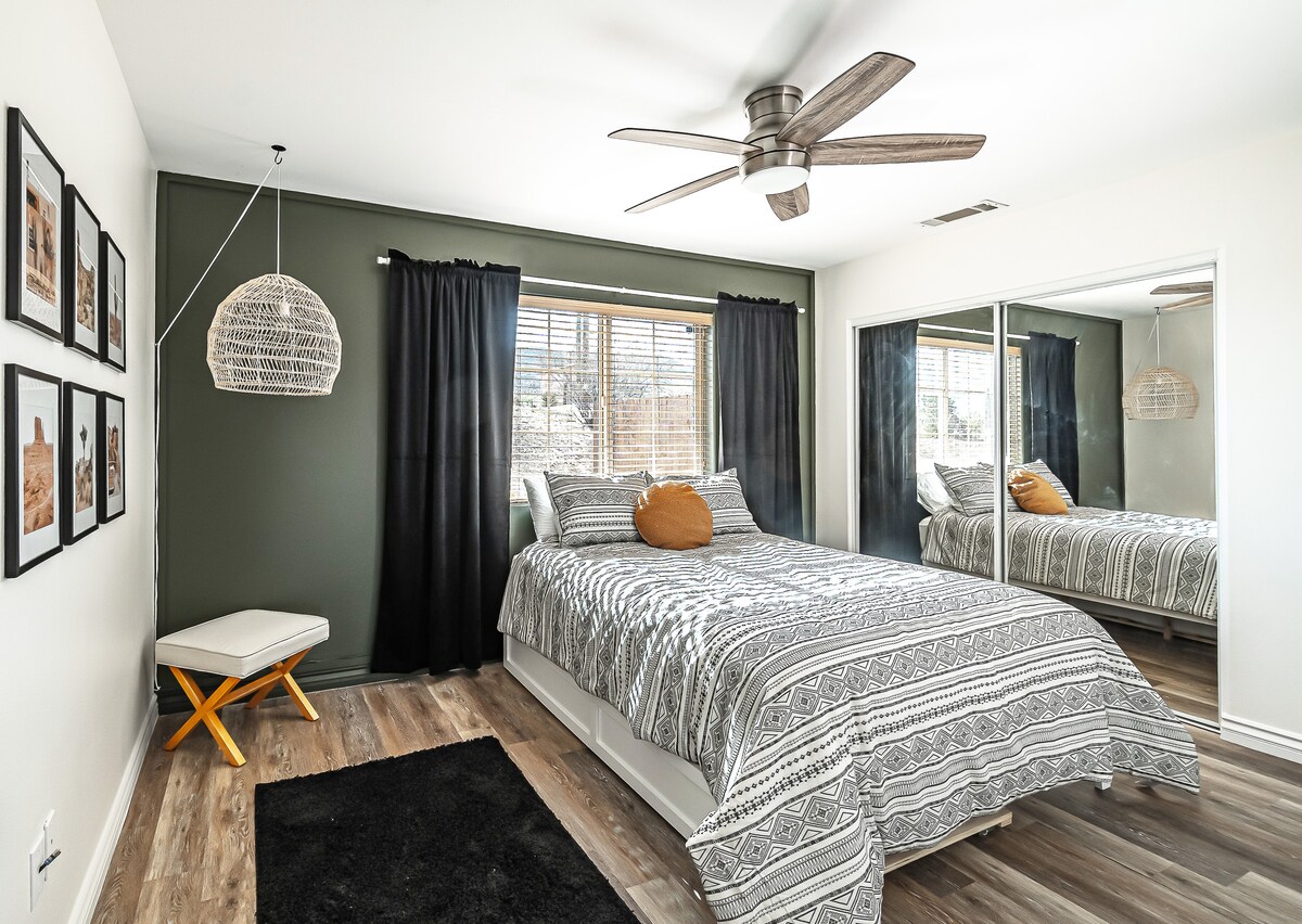 חדר שינה שני - מיטה זוגית זוגית מתחת למיטה!