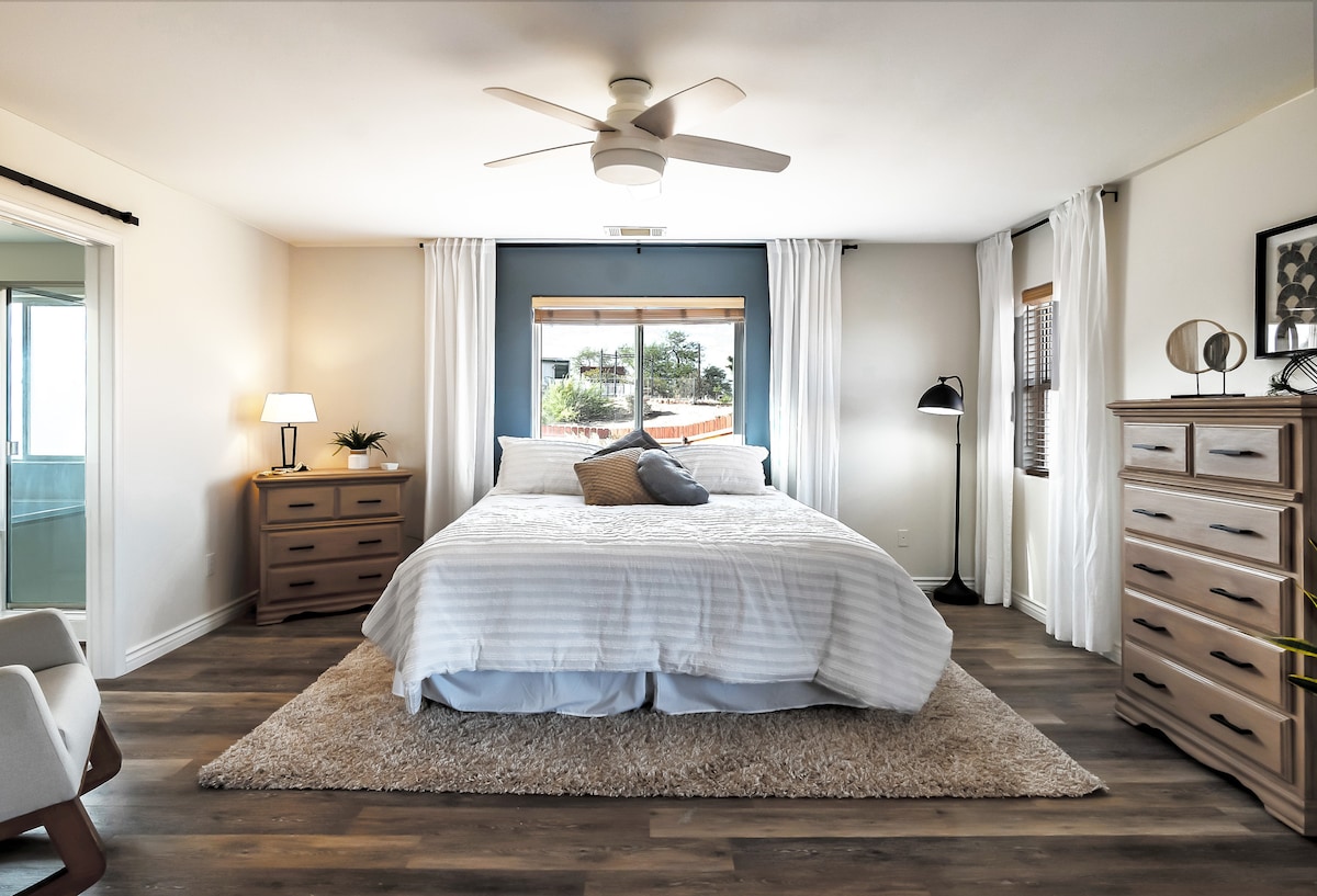 חדר שינה ראשי - מיטת קינג עם חדר רחצה פרטי 