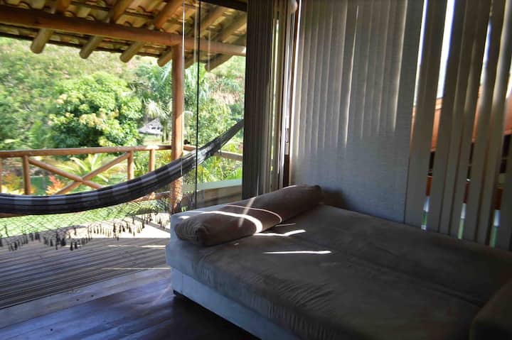 Escritório com sofá cama, rede, vista pra piscina e ventilador.
Cabe 01 casal apaixonado. 
Consideramos como quarto 06.