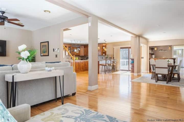 مساحة معيشة مفتوحة وجذابة في انتظارك أنت وضيوفك. 