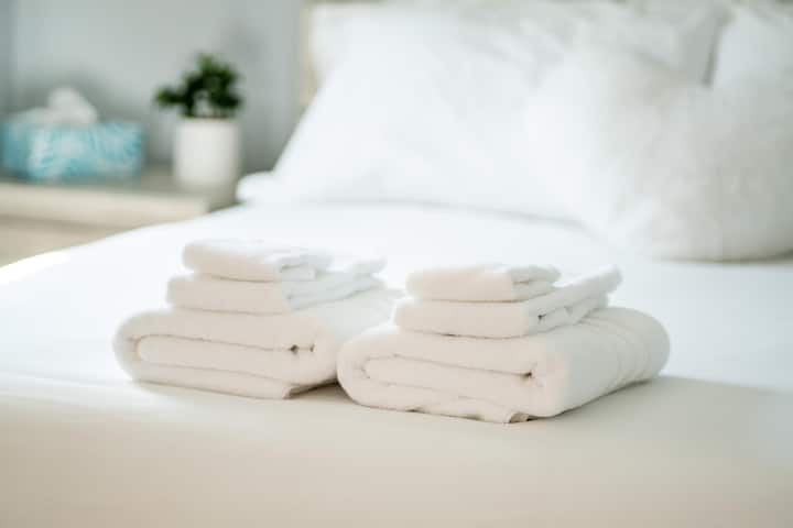 الكثير من مناشف الحمام المريحة للجميع