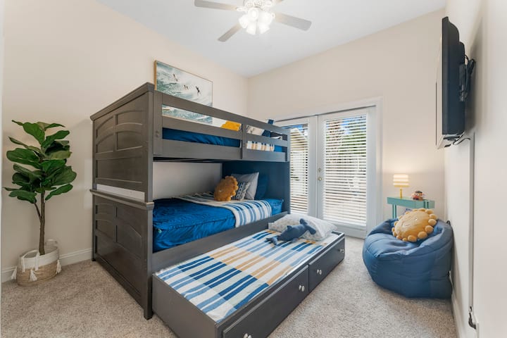 Spálňa č.4 - Double Full Bunk w/Trundle - 1. poschodie s prístupom k bazénu. 