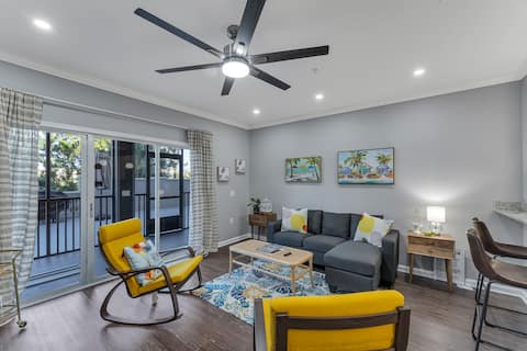 Spacious Condo 15min to Disney with private patio!