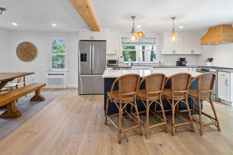 Beautifully Renovated Home, AC, Steps to Pond