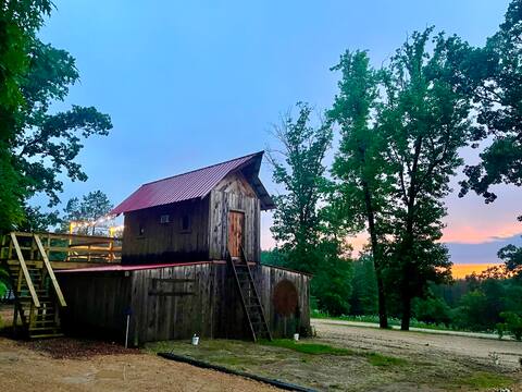 Old Mill Hangout, tiny home country getaway for 2