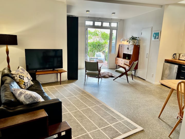 Stylish Private Studio With Outdoor Area - Auckland